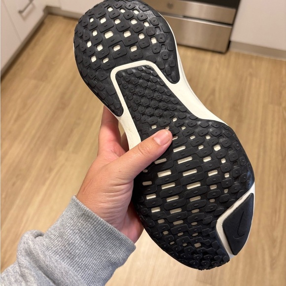 Nike zoom invincible white and red running shoes - Picture 4 of 7